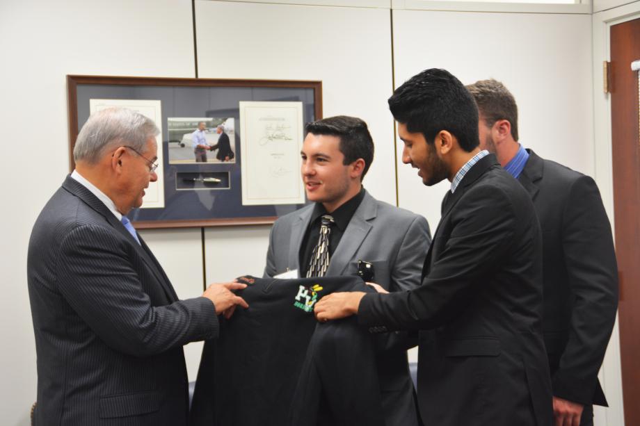 Los estudiantes de Passaic Valley High School que compitieron en la emulación de la bolsa del 2015 en el  Congreso hablan con el senador Bob Menéndez.